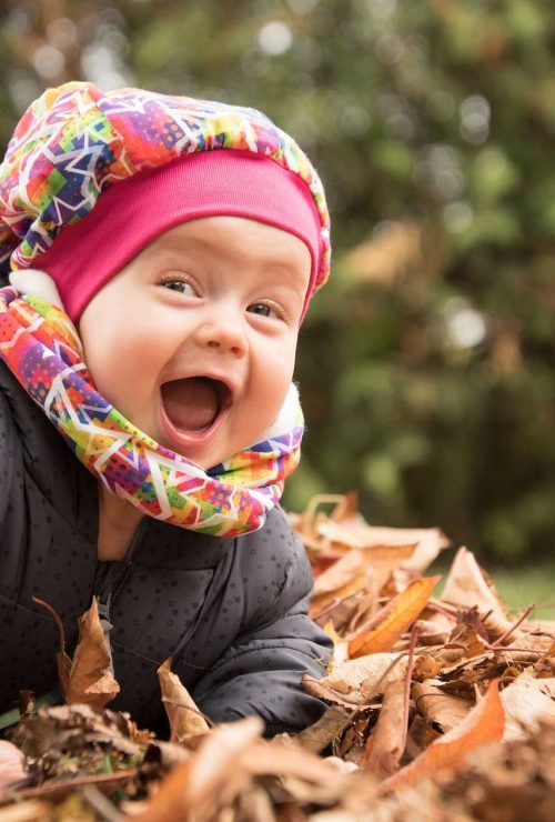 un bébé qui rit aux éclats